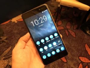 Nokia 6 front display fingerprint sensor 300x225 - بررسی Nokia 6؛ اولین گوشی اندرویدی نوکیا نمایی خوب و شروعی ناامید کننده!