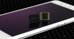 SK Hynix 8GB LPDDR4X 02 760x400 300x158 - اولین رم ۸ گیگابایتی موبایلی جهان رونمایی شد؛ آیا گلکسی S8 اولین مشتری است؟