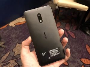 nokia 6 back camera battery 300x225 - بررسی Nokia 6؛ اولین گوشی اندرویدی نوکیا نمایی خوب و شروعی ناامید کننده!