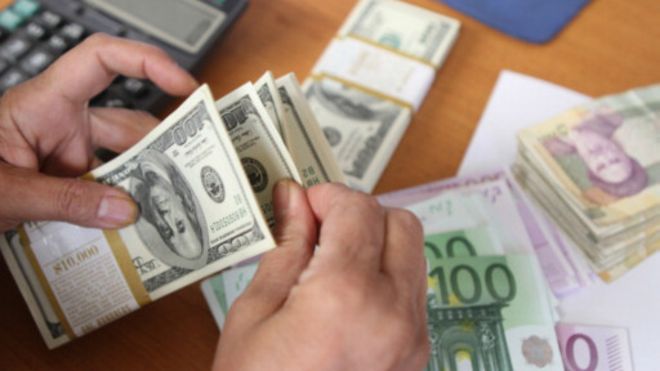 بانک‌های ایرانی ‘مجاز به معامله آزاد ارز می‌شوند’