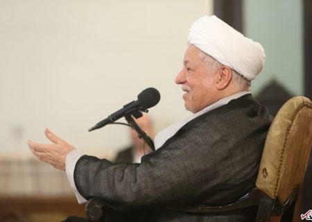 آیت الله هاشمی از «متحجران» می گوید: تندرو ها در قبل از انقلاب، مبارزه را با تعابیری چون «مشت به سندان کوبیدن» و «آب غربال کردن»، به سخره می‌گرفتند و با قیافه‌ی حق به جانب می‌گفتند «جواب این خون‌ها را چه کسی می‌دهد؟