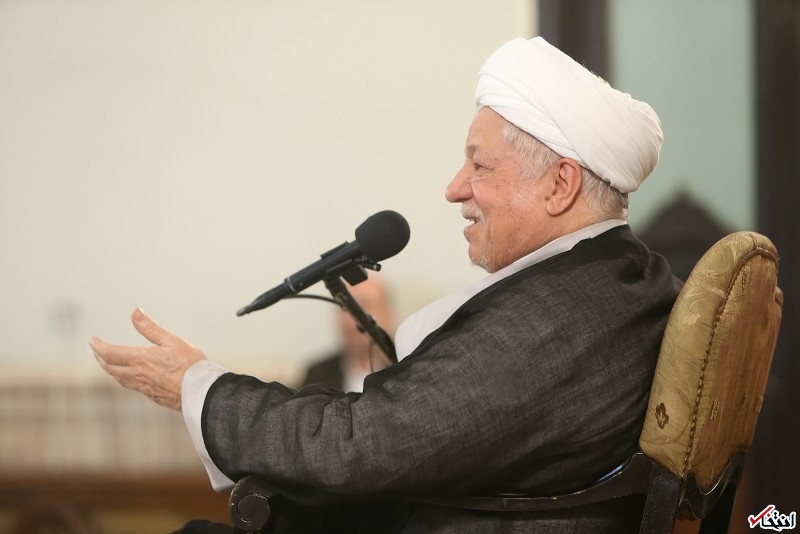 آیت الله هاشمی از «متحجران» می گوید: تندرو ها در قبل از انقلاب، مبارزه را با تعابیری چون «مشت به سندان کوبیدن» و «آب غربال کردن»، به سخره می‌گرفتند و با قیافه‌ی حق به جانب می‌گفتند «جواب این خون‌ها را چه کسی می‌دهد؟