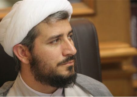 روحانی نزدیک به مشایی: احمدی‌نژاد مردی روشنفکر است/ مردم هیچ علاقه‌ای به چهره‌های مانند قالیباف و جلیلی ندارند