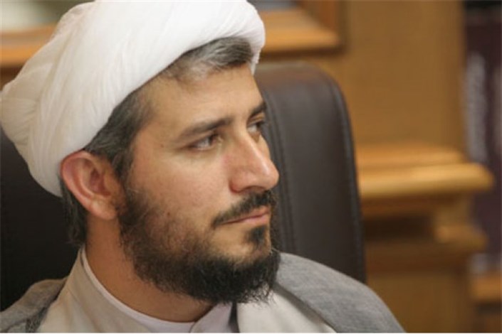 روحانی نزدیک به مشایی: احمدی‌نژاد مردی روشنفکر است/ مردم هیچ علاقه‌ای به چهره‌های مانند قالیباف و جلیلی ندارند