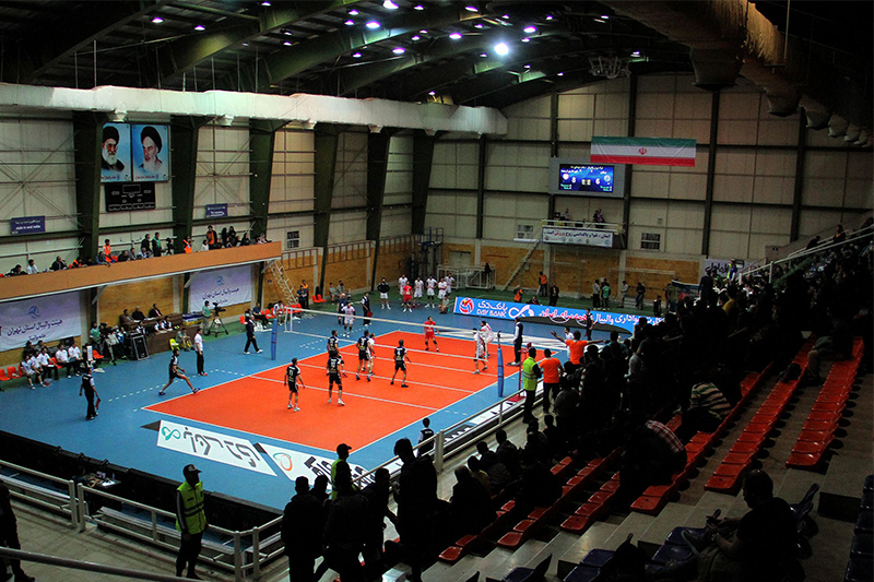 حواشی دیدار پیکان و شهرداری ارومیه؛ از پشت در ماندن هواداران ارومی تا پرتاب سکه به سمت معروف