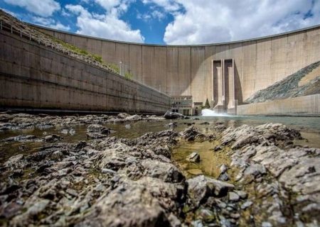 دریچه‌های سد زاینده‌رود بازگشایی شد / آب فردا شب به اصفهان می‌رسد