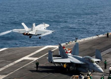 فرمانده ناوگروه آبراهام لینکلن: در چندین مورد با طرف ایرانی ارتباط داشته‌ایم / برخورد ایرانی‌ها حرفه‌ای و ایمن بوده / فعالیت قایق‌های تندرو ایران همچنان ادامه دارد